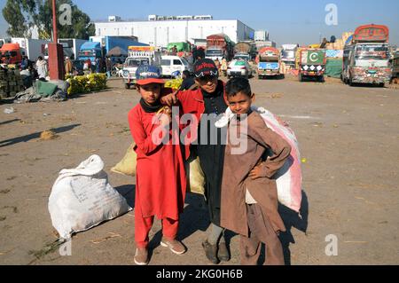 Ismalabad, Pakistan. 20.. November 2022. Afghanische Flüchtlingsjungen arbeiten auf einem Gemüsemarkt, um ihren Familien in Islamabad ihren Lebensunterhalt zu verdienen. Die in ihrer Freizeit gerne spielen. Tausende von Kindern arbeiten in Pakistan in Kinderarbeit. Beamte und Vertreter der pakistanischen Regierung sagten anlässlich des Internationalen Kindertages, dass die Regierung den Rechten der Kinder Vorrang einräumt. (Bild: © Raja Imran/Pacific Press via ZUMA Press Wire) Stockfoto