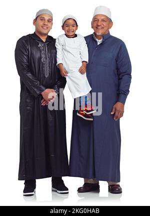 Drei Generationen von Lächeln. Studioportrait der männlichen Mitglieder einer muslimischen Familie, isoliert auf Weiß. Stockfoto