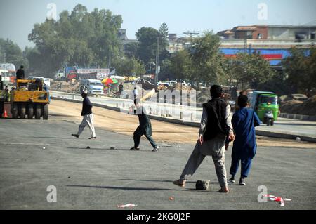 Ismalabad, Pakistan. 20.. November 2022. Afghanische Flüchtlingsjungen arbeiten auf einem Gemüsemarkt, um ihren Familien in Islamabad ihren Lebensunterhalt zu verdienen. Die in ihrer Freizeit gerne spielen. Tausende von Kindern arbeiten in Pakistan in Kinderarbeit. Beamte und Vertreter der pakistanischen Regierung sagten anlässlich des Internationalen Kindertages, dass die Regierung den Rechten der Kinder Vorrang einräumt. (Bild: © Raja Imran/Pacific Press via ZUMA Press Wire) Stockfoto