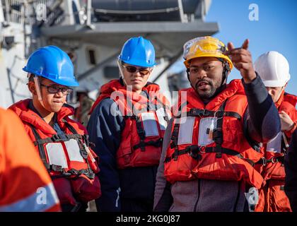 OSTSEE (Okt 19, 2022) Boatswains Mate 3. Klasse Jaylon Lewis, rechts, gibt einen Sicherheitsbrief während des Schiffsbetriebs an Bord des Arleigh Burke-Klasse Lenkraketen-Zerstörers USS Roosevelt (DDG 80), 19. Oktober 2022. Roosevelt befindet sich im geplanten Einsatzgebiet der US Naval Forces Europe, das von der Sechsten Flotte der USA eingesetzt wird, um die Interessen der USA, der Alliierten und der Partner zu verteidigen. Stockfoto