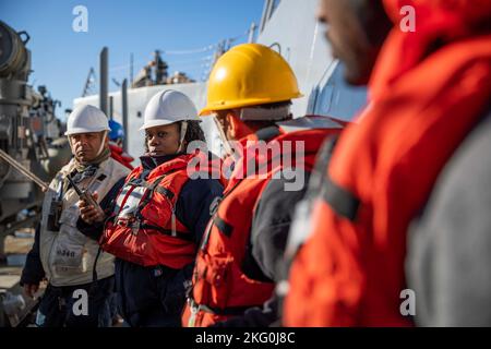 OSTSEE (Okt 19, 2022) Seeleute bereiten sich auf den Schiffsbetrieb an Bord des Arleigh Burke-Klasse Lenkraketen-Zerstörers USS Roosevelt (DDG 80) vor, 19. Oktober 2022. Roosevelt befindet sich im geplanten Einsatzgebiet der US Naval Forces Europe, das von der Sechsten Flotte der USA eingesetzt wird, um die Interessen der USA, der Alliierten und der Partner zu verteidigen. Stockfoto