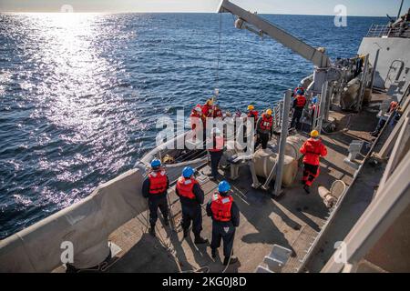 OSTSEE (Okt 19, 2022) Seeleute führen an Bord des Arleigh Burke-Klasse Lenkraketen-Zerstörers USS Roosevelt (DDG 80) Bootsoperationen durch, 19. Oktober 2022. Roosevelt befindet sich im geplanten Einsatzgebiet der US Naval Forces Europe, das von der Sechsten Flotte der USA eingesetzt wird, um die Interessen der USA, der Alliierten und der Partner zu verteidigen. Stockfoto