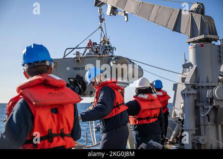 OSTSEE (Okt 19, 2022) Seeleute führen an Bord des Arleigh Burke-Klasse Lenkraketen-Zerstörers USS Roosevelt (DDG 80) Bootsoperationen durch, 19. Oktober 2022. Roosevelt befindet sich im geplanten Einsatzgebiet der US Naval Forces Europe, das von der Sechsten Flotte der USA eingesetzt wird, um die Interessen der USA, der Alliierten und der Partner zu verteidigen. Stockfoto