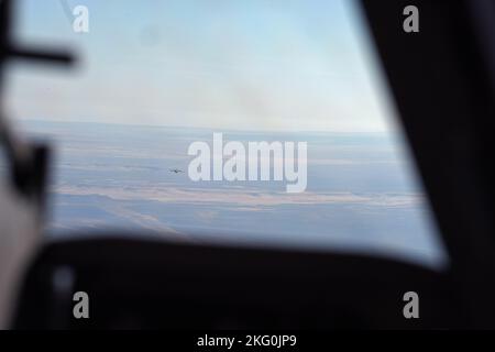 Ein C-17 Globemaster III-Flugzeug vom 62d Airlift Wing fliegt während der Übung Rainier war 22B, 19. Oktober 2022 über Idaho. Übung Rainier war ist die umfangreichste Übung des 62d Airlift Wings, bei der sie als Führungsflügel eingesetzt werden und Kommando- und Kontrollfunktionen sowie Luftlift-Funktionen wie Fallenlassen und Luftlandepochen bieten. Stockfoto