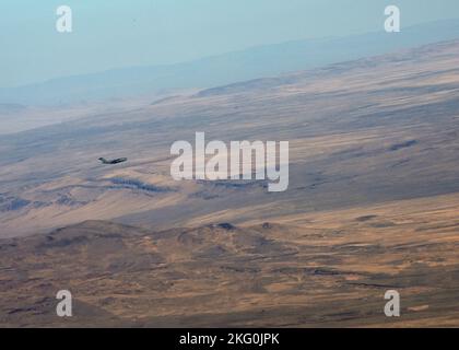 Ein C-17 Globemaster III-Flugzeug vom 62d Airlift Wing fliegt während der Übung Rainier war 22B, 19. Oktober 2022 über Idaho. Neben Luftauftriebsbetrieben führte Team McChord auch Fracht- und Personalverarbeitung, chemische, biologische, radiologische und nukleare sowie Force-Protection-Szenarien, Kommunikations- und Konnektivitätsdegradation-Vorfälle und Krisenszenarien während des Rainier-Krieges 22B durch. Stockfoto