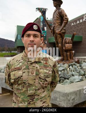 Alaska Air National Guard Senior Master Sgt. Jeremy Maddamma, ein Parascueman im Rettungsgeschwader von 212., spricht während eines Beobachtungsmonats zum Thema „Nationale Beschäftigung mit Behinderungen“ auf der Joint Base Elmendorf-Richardson, Alaska, 19. Oktober 2022. Im Laufe des Monats Oktober, die Alaska National Guard schließt sich dem Verteidigungsministerium in Anerkennung der Beiträge und Leistungen der Männer und Frauen mit Behinderungen, die die Nation stärken. (Foto der Alaska National Guard von Victoria Granado) Stockfoto