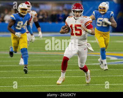 Inglewood, Usa. 20.. November 2022. Der Quarterback von Kansas City Chiefs, Patrick Mahomes (15), knackt sich in der letzten Minute des Spiels gegen die Los Angeles Chargers im SoFi Stadium in Inglewood, Kalifornien, am Sonntag, den 20. November 2022, um einen ersten Rückschlag. Foto von Mike Goulding/UPI Credit: UPI/Alamy Live News Stockfoto