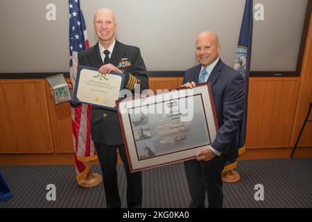 Kapitän Dana Simon, Commanding Officer der Naval Surface Warfare Center, Philadelphia Division (NSWCPD), überreicht den Lifetime Achievement Award an Eric McFetridge, den Lead Engineer des großen Marine Gas Turbine Engine Depot, für seine hervorragende technische und programmführende Leistung zur Unterstützung des Marine Propulsion Program. NSWCPD-Mitarbeiter wurden kürzlich während der Command Awards Ceremony 2022 geehrt. Stockfoto