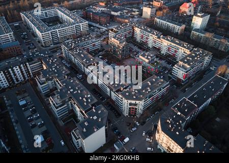 Moderner Wohnkomplex in Breslau, Polen. Luftaufnahme des Bezirks mit modernen Wohngebäuden, Innenhöfen und geparkten Autos. Stockfoto