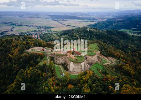 Srebrna Gora Festung und Sudety Berge in der Herbstsaison, Luftdrohne Ansicht. Militärische Festung Wahrzeichen für Touristen in Niederschlesien, Polen Stockfoto