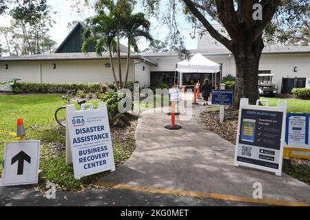 Naples, FL, USA --20. Oktober 2022 - Anwohner besuchen ein Katastrophenheilungszentrum in Collier County im Veterans Community Park. Eine Reihe von lokalen, staatlichen und bundesstaatlichen Behörden sind vor Ort, um den vom Orkane Ian betroffenen Bewohnern zu helfen. Jocelyn Augustino/FEMA Stockfoto