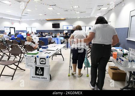 Naples, FL, USA --20. Oktober 2022 - Anwohner besuchen ein Katastrophenheilungszentrum in Collier County im Veterans Community Park. Eine Reihe von lokalen, staatlichen und bundesstaatlichen Behörden sind vor Ort, um den vom Orkane Ian betroffenen Bewohnern zu helfen. Jocelyn Augustino/FEMA Stockfoto