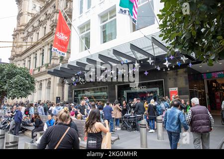 Myer Kaufhaus Melbourne Victoria, Menschen Schlange stehen, um die berühmte Myer Fenster weihnachtsanzeige in diesem Jahr seine Disney 100 Jahre, Australien Stockfoto