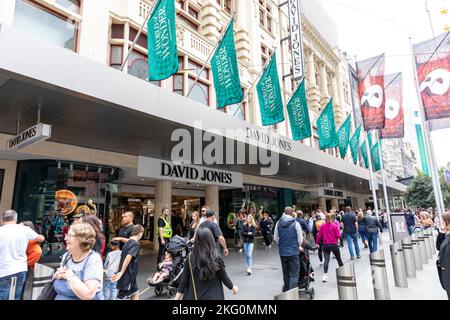 Kaufhaus David Jones in der Bourke Street Melbourne, Shopper für Weihnachtseinkäufe im Jahr 2022, Victoria, Australien Stockfoto