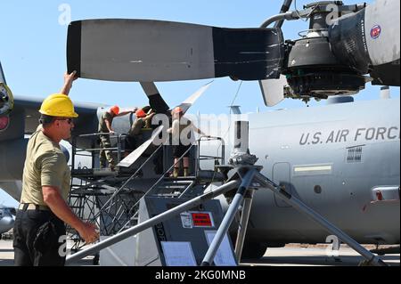 Antriebstechniker mit dem Expeditionary Airlift Squadron 75. ersetzen eine der gebrochenen Requisiten ihres C-130H durch eine neue im Camp Lemonnier, Dschibuti, 20. Oktober 2022. Die Luftwaffe der EAS 75. kommt von der Connecticut Air National Guard, um die 449. Air Expeditionary Group durch zuverlässige Luftauftriebeinsätze innerhalb des Kinos in einem Verantwortungsbereich von 12 Ländern zu unterstützen. Stockfoto
