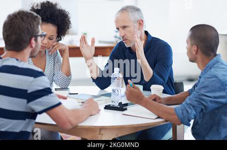 Eine Gruppe von Designern bei der Arbeit in einem Büro. Stockfoto