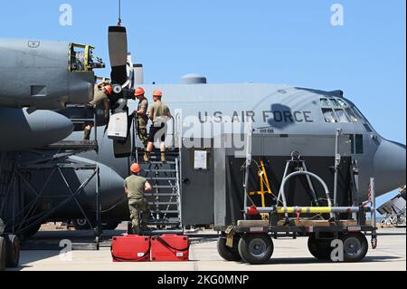 Antriebstechniker mit dem Expeditionary Airlift Squadron 75. arbeiten an einer der neuen Ersatzrequisiten für eine C-130H im Camp Lemonnier, Dschibuti, 20. Oktober 2022. Die Luftwaffe der EAS 75. kommt von der Connecticut Air National Guard, um die 449. Air Expeditionary Group durch zuverlässige Luftauftriebeinsätze innerhalb des Kinos in einem Verantwortungsbereich von 12 Ländern zu unterstützen. Stockfoto