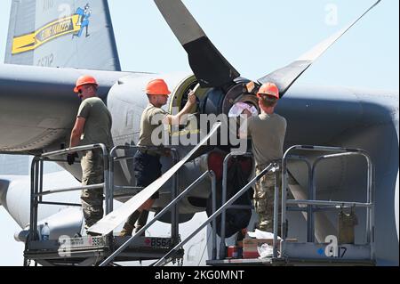 Technik. Sgt. Dan Doyle, Staff Sgt. Nichola Zamsky und Staff Sgt. Peter Chase, Antriebstechniker der Expeditionary Airlift Squadron 75., arbeitet an der Befestigung der ersten von vier Ersatzrequisiten für eine C-130H im Camp Lemonnier, Dschibuti, 20. Oktober 2022. Durch den Austausch dieser Requisiten kann das Geschwader seine Mission fortsetzen, in einem Verantwortungsbereich von 12 Ländern zuverlässige Luftlift-Operationen innerhalb des Theaters durchzuführen. Stockfoto