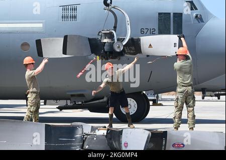 Technik. Sgt. Dan Doyle, Staff Sgt. Nichola Zamsky und Staff Sgt. Peter Chase, Antriebstechniker der Expeditionary Airlift Squadron 75., führt eine Ersatzrequisite zu einer C-130H im Camp Lemonnier, Dschibuti, 20. Oktober 2022. Durch den Austausch dieser Requisiten kann das Geschwader seine Mission fortsetzen, die richtigen Effekte am richtigen Ort und zur richtigen Zeit zu erzeugen, sowohl in umkämpften als auch in strengen Umgebungen. Stockfoto