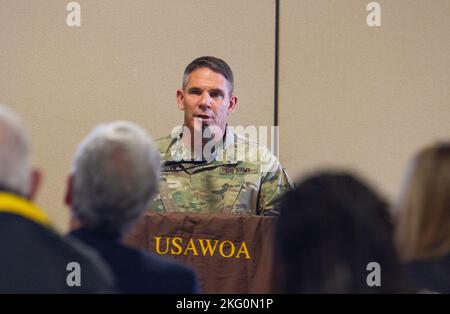 Chief Warrant Officer der US-Armee 5 Patrick Nelligan, Chief Warrant Officer des US-Armee-Reserve-Kommandos, spricht während der Jahrestagung der Mitglieder 50. in der US-Armee-Offiziersvereinigung, am 20. Oktober 2022, mit Mitgliedern der United States Army Warrant Officers Association. Nelligan teilte die Aktualisierung der Reserve der Armee mit und ermutigte alle Teile der Armee, beim Zugriff auf und der Bindung von Offiziersbevollmächtigten zusammenzuarbeiten. Die jährliche Sitzung bietet jedes Jahr erstklassige Panels zur beruflichen Weiterentwicklung, die speziell für Haftbefehlsbeamte ausgerichtet sind. Stockfoto