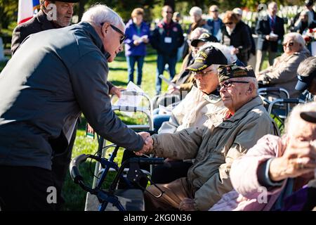 Charles Alexander, Jr., Superintendent, Arlington National Cemetery, begrüßt Veteranen des Zweiten Weltkriegs der 95. Division während der Wiedervereinigung der 95. Division Legacy Association 72. in Abschnitt 2 des Arlington National Cemetery, Arlington, VA., 20. Oktober 2022. Im Rahmen der Wiedervereinigung wurden zwei Kränze auf die Grabstätte des US-Armeegenerals Harry Twaddle, ehemaliger Kommandant der Division 95., gelegt. Stockfoto