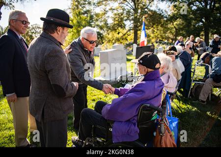 Charles Alexander, Jr., Superintendent, Arlington National Cemetery, begrüßt Veteranen des Zweiten Weltkriegs der 95. Division während der Wiedervereinigung der 95. Division Legacy Association 72. in Abschnitt 2 des Arlington National Cemetery, Arlington, VA., 20. Oktober 2022. Im Rahmen der Wiedervereinigung wurden zwei Kränze auf die Grabstätte des US-Armeegenerals Harry Twaddle, ehemaliger Kommandant der Division 95., gelegt. Stockfoto