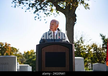 Charles Alexander, Jr., Superintendent, Arlington National Cemetery, spricht während der 95. Division Legacy Association 72. in Abschnitt 2 des Arlington National Cemetery, Arlington, Virginia, 20. Oktober 2022. Im Rahmen der Wiedervereinigung wurden zwei Kränze auf die Grabstätte des US-Armeegenerals Harry Twaddle, ehemaliger Kommandant der Division 95., gelegt. Stockfoto