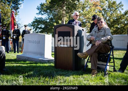 CEO Bauer, ein Original Iron Men of Metz, Kompanie I, 377. Regiment, spricht während der 72. Wiedervereinigung der 95. Division Legacy Association in Sektion 2 des Arlington National Cemetery, Arlington, Virginia, 20. Oktober 2022. Im Rahmen der Wiedervereinigung wurden zwei Kränze auf dem Grabmal von Generalmajor Harry Twaddle, dem ehemaligen Kommandanten der 95. Division, platziert. US Army, USA, anc, arlington National Cemetery, Stockfoto