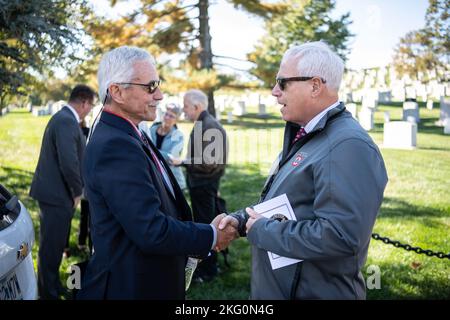 Charles Alexander, Jr., Superintendent, Arlington National Cemetery, überreicht Clif Twaddle während der Wiedervereinigung 72. der Division Legacy Association 95. in Abschnitt 2 des Arlington National Cemetery, Arlington, VA., 20. Oktober 2022 eine ANC-Befehlsmünze. Der Großvater von Twaddle, der ehemalige Kommandant der Division 95., US Army Maj. General Harry Twaddle, wird in Abschnitt 2 begraben. Im Rahmen der Wiedervereinigung wurden zwei Kränze auf das Grab von Maj. General Twaddle gelegt. Stockfoto