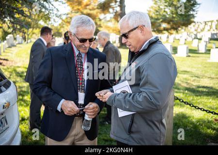 Charles Alexander, Jr., Superintendent, Arlington National Cemetery, überreicht Clif Twaddle während der Wiedervereinigung 72. der Division Legacy Association 95. in Abschnitt 2 des Arlington National Cemetery, Arlington, VA., 20. Oktober 2022 eine ANC-Befehlsmünze. Der Großvater von Twaddle, der ehemalige Kommandant der Division 95., US Army Maj. General Harry Twaddle, wird in Abschnitt 2 begraben. Im Rahmen der Wiedervereinigung wurden zwei Kränze auf das Grab von Maj. General Twaddle gelegt. Stockfoto