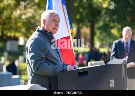 Charles Alexander, Jr., Superintendent, Arlington National Cemetery, spricht während der 95. Division Legacy Association 72. in Abschnitt 2 des Arlington National Cemetery, Arlington, Virginia, 20. Oktober 2022. Im Rahmen der Wiedervereinigung wurden zwei Kränze auf die Grabstätte des US-Armeegenerals Harry Twaddle, ehemaliger Kommandant der Division 95., gelegt. Stockfoto