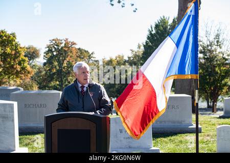 Charles Alexander, Jr., Superintendent, Arlington National Cemetery, spricht während der 95. Division Legacy Association 72. in Abschnitt 2 des Arlington National Cemetery, Arlington, Virginia, 20. Oktober 2022. Im Rahmen der Wiedervereinigung wurden zwei Kränze auf die Grabstätte des US-Armeegenerals Harry Twaddle, ehemaliger Kommandant der Division 95., gelegt. Stockfoto