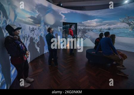 Adelaide, Australien. 21. November 2022. Die Besucher nehmen an einer immersiven 360-Grad-Installation von Meer bis Himmel Teil, die von Gerry Wedd erstellt wurde und digitale Bilder, Keramik und Sound vereint und einen kraftvollen Kommentar über die Auswirkungen des Menschen auf die Natur bietet. Kredit: amer ghazzal/Alamy Live Nachrichten Stockfoto