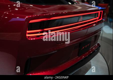 Los Angeles - USA - 17. November 2022 All-Electric Dodge Challenger während DER LA Auto Show im Los Angeles Convention Center. Stockfoto