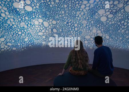 Adelaide, Australien. 21. November 2022. Die Besucher nehmen an einer immersiven 360-Grad-Installation von Meer bis Himmel Teil, die von Gerry Wedd erstellt wurde und digitale Bilder, Keramik und Sound vereint und einen kraftvollen Kommentar über die Auswirkungen des Menschen auf die Natur bietet. Kredit: amer ghazzal/Alamy Live Nachrichten Stockfoto