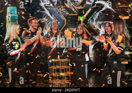 Berlin, Deutschland. 20.. November 2022. Das Siegerteam G2 Gozen posiert mit der Trophäe, nachdem es das Finale der VALORANT: Game Changers Championship 2022 im LEC Studio gewonnen hat. Quelle: Gerald Matzka/dpa/Alamy Live News Stockfoto