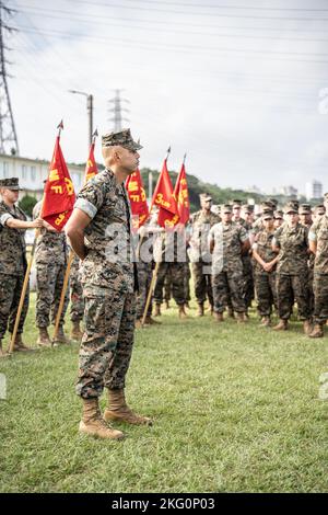 Sgt. Maj. Marcos A. Cordero, Hauptfeldwebel des Combat Logistics Regiment 3, 3. Marine Logistics Group, steht während einer Regimentszeremonie auf Camp Foster, Okinawa, Japan, am 21. Oktober 2022 auf der Parade zur Ruhe. Stockfoto