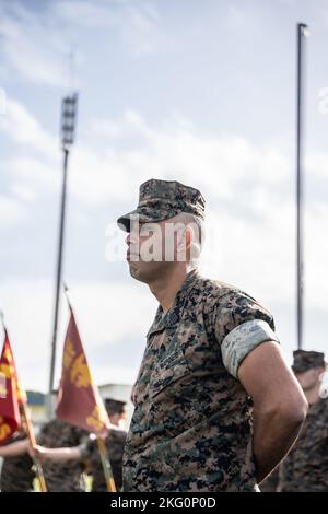 Sgt. Maj. Marcos A. Cordero, Hauptfeldwebel des Combat Logistics Regiment 3, 3. Marine Logistics Group, steht während einer Regimentszeremonie auf Camp Foster, Okinawa, Japan, am 21. Oktober 2022 auf der Parade zur Ruhe. Stockfoto