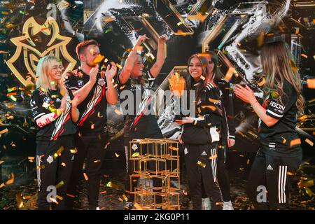 Berlin, Deutschland. 20.. November 2022. Das Siegerteam G2 Gozen posiert mit der Trophäe, nachdem es das Finale der VALORANT: Game Changers Championship 2022 im LEC Studio gewonnen hat. Quelle: Gerald Matzka/dpa/Alamy Live News Stockfoto