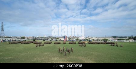 Combat Logistics Regiment 3, 3. Marine Logistics Group, hält eine Regimentshilfe Zeremonie für Sgt. Maj. Marcos Cordero, über Camp Foster, Okinawa, Japan, Oktober 21, 2022. Stockfoto