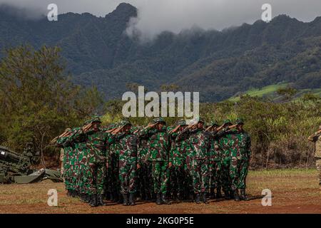 Soldaten der indonesischen Armee nehmen am Joint Pacific Multinian Readiness Training Center (JPMRC) Teil, der am 20. Oktober 2022 in Schofield Barracks, Hawaii, die Eröffnungszeremonie für die Röntgenstrahlung der Region 23-01 eröffnet. DIE Verteidigungszusammenarbeit ZWISCHEN DEN USA und Indonesien war noch nie stärker oder umfassender. Amerika ist stolz darauf, Indonesiens größter militärischer Partner zu sein, und ihre Teilnahme an JPMRC 23-01 trägt direkt zur Vertiefung unserer Beziehungen und zur Verbesserung der Sicherheitsvorkehrungen Indonesiens bei. Stockfoto