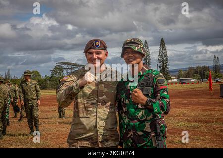 Soldaten der indonesischen Armee und der 5. Security Force Assistance Brigade nehmen am Joint Pacific Multinary Readiness Training Center (JPMRC) Teil, der am 20. Oktober 2022 zur Eröffnung des Röntgenstrahls in Schofield Barracks, Hawaii, 23-01 eingeladen wurde. DIE Verteidigungszusammenarbeit ZWISCHEN DEN USA und Indonesien war noch nie stärker oder umfassender. Amerika ist stolz darauf, Indonesiens größter militärischer Partner zu sein, und ihre Teilnahme an JPMRC 23-01 trägt direkt zur Vertiefung unserer Beziehungen und zur Verbesserung der Sicherheitsvorkehrungen Indonesiens bei. Stockfoto