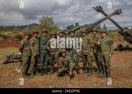 Soldaten der indonesischen Armee und der philippinischen Armee nehmen am Joint Pacific Multinian Readiness Training Center (JPMRC) Teil, der am 20. Oktober 2022 in Schofield Barracks, Hawaii, die Eröffnungszeremonie 23-01 zur Röntgenstrahlung der Region feiern wird. Bilaterale und multilaterale Übungen stärken die Beziehungen und verbessern die Interoperabilität mit Verbündeten und Partnern durch gemeinsame Erfahrungen und harte, realistische Schulungen. Wir laden regelmäßig Verbündete und Partner ein und ermutigen sie, an JPMRC-Rotationen teilzunehmen. Stockfoto