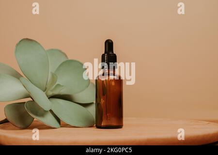 Glasflasche für ein Serum auf beigefarbenem, leerem Hintergrund Stockfoto