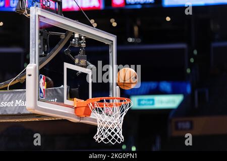 Los Angeles, USA. 20.. November 2022. Ein Ball vor einem NBA-Korb in der Arena crypto.com in Los Angeles. Quelle: Maximilian Haupt/dpa/Alamy Live News Stockfoto