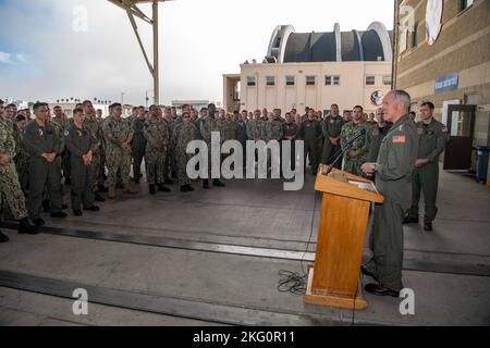 221020-N-EV253-1013 SAN DIEGO (OKT 20, 2022) – Vice Adm. Kenneth Whitesell, Commander der US Naval Air Forces, spricht bei einer Preisverleihung an Bord der Naval Air Station North Island am 20. Oktober 2022 Matrosen an, die den „Merlins“ des Helicopter Sea Combat Squadron (HSC) 3 und den „Black Knights“ des HSC-4 zugewiesen wurden. Während der Zeremonie erhielten HSC-3, HSC-4 und die „Titanen“ der Flottenlogistik Multi-Mission Squadron (VRM) 30 den Chief of Naval Operations (CNO) Aviation Safety Award 2021. Die Auszeichnung wird jährlich an die Kommandos der Marine und des Marine Corps verliehen, auch bekannt als „Safety „S“ Award“ Stockfoto