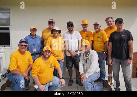 Bonita Springs, FL, USA - (Okt 20, 2022) - Freiwillige und Partner der Southern Baptist Convention, Texas Baptist Men, machen ein Gruppenfoto, nachdem sie Trümmer aus dem Haus eines Überlebenden entfernt haben. Austin Boone/FEMA Stockfoto