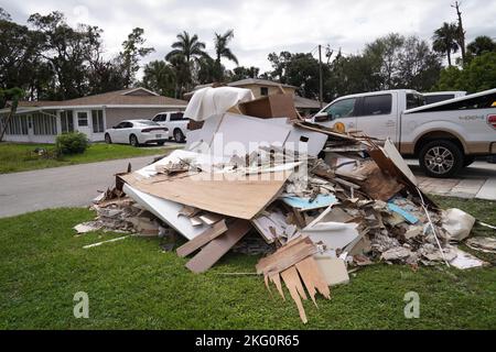 Bonita Springs, FL, USA - (Okt 20, 2022) - Trümmer, nachdem Freiwillige und Partner der Southern Baptist Convention, Texas Baptist Men, verfaulte Böden und Wände aus dem Haus eines Überlebenden entfernt hatten. Austin Boone/FEMA Stockfoto