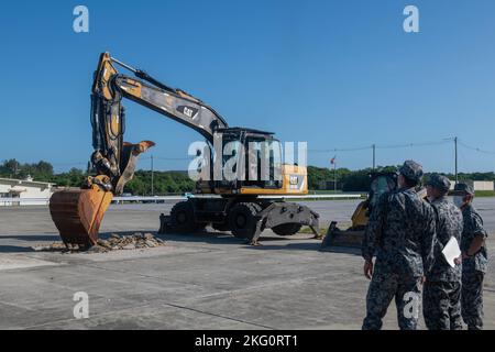 Die Mitglieder der japanischen Air Self-Defence Force sehen sich an, als ein dem 18. Civil Engineer Squadron zugewiesener Flieger einen Krater auf der Kadena Air Base, Japan, am 20. Oktober 2022, erschafft. Der Krater simulierte eine Landebahn, die getroffen worden war, und das Agile Combat Employment Team zeigte, wie man Schäden am Flugplatz reparieren kann. Stockfoto