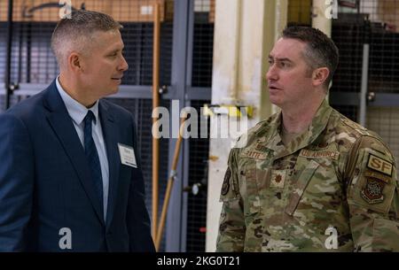 LT. Dave Hake, links, Soldat der Delaware State Police, chattet mit Maj. David Ratte, Kommandant der 436. Sicherheitskräfte-Geschwader, vor der Einweihungszeremonie der Ehrenkommandanten 2023 auf der Dover Air Force Base, Delaware, 20. Oktober 2022. Seehecht wurde zusammen mit 41 anderen lokalen Staats- und Wirtschaftsführern in das HCC-Programm aufgenommen. Er wird als HCC für die SFS 436. fungieren. Stockfoto